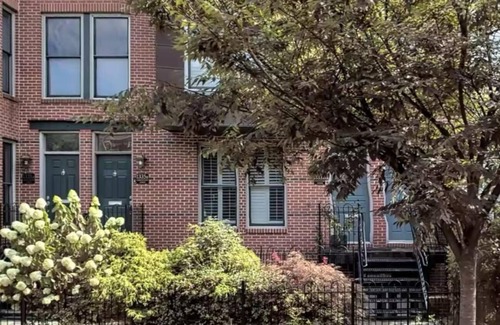 Capitol Hill Condo | Modern 2,000 sqft Capitol Hill luxury condo: fireplace, free parking and WiFi