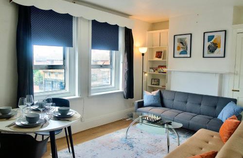 West Ham Apartment | Modern 2 Bed Apartment, 8min to Stratford Station, Sleeps 6
