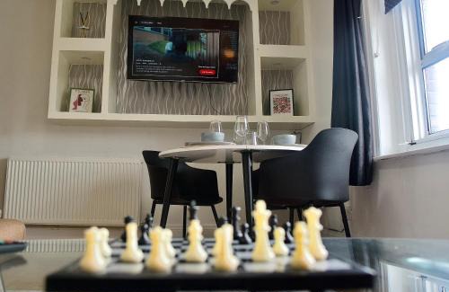 West Ham Apartment | Modern 2 Bed Apartment, 8min to Stratford Station, Sleeps 6