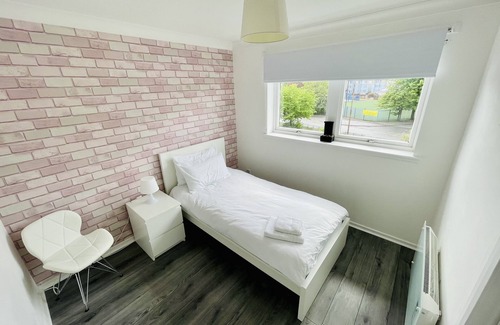 East End Apartment | Modern 2 bed Apartment Near City Centre