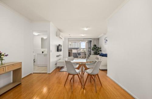 South Brisbane Apartment | Modern 2-Bed Apartment with Gym & Sauna Access