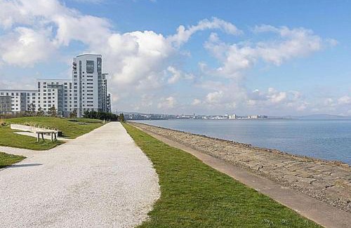 Newhaven Apartment | Modern 2 bed apartment with stunning seaside view