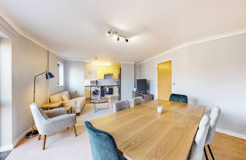 Lansbury Apartment | Modern 2 Bed APT-Balcony W/City Views-Langdon Park