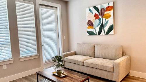 McNeil Apartment | Modern 2- Bed Apt Pool & Gym