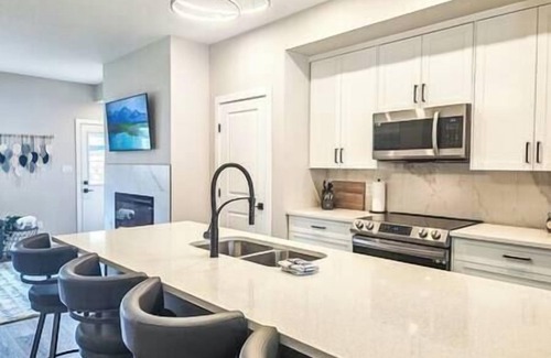 East Kootenay House | Modern 2 bedroom with hot tub
