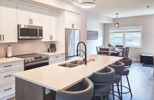 East Kootenay House | Modern 2 bedroom with hot tub