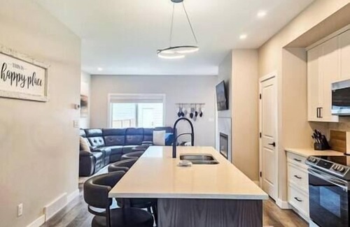 East Kootenay House | Modern 2 bedroom with hot tub