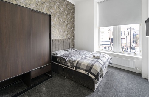 Airdrie Apartment | Modern 2 Bed City Centre Apartment