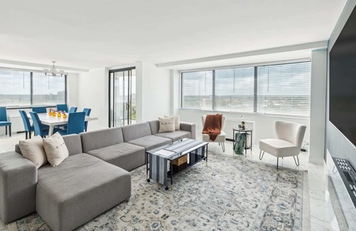 Alexandria West Apartment | Modern 2-Bed Condo: Close to DC Monuments & More!