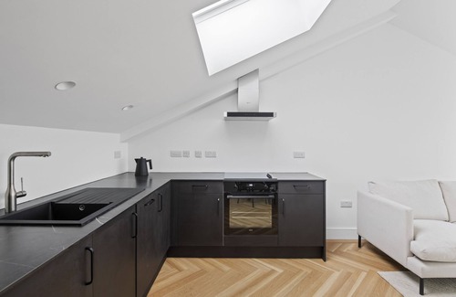 Chelmsford Apartment | Modern 2 bed duplex city apartment free parking