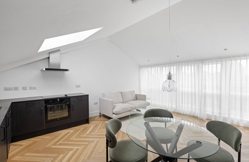 Chelmsford Apartment | Modern 2 bed duplex city apartment free parking