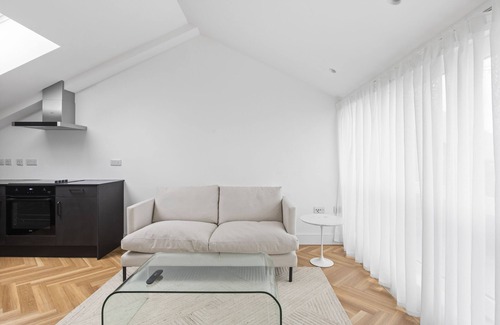 Chelmsford Apartment | Modern 2 bed duplex city apartment free parking