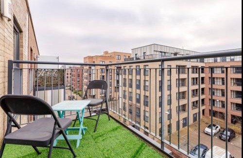 Brooklands Apartment | Modern 2 Bed Flat with Balcony, Easy London Access
