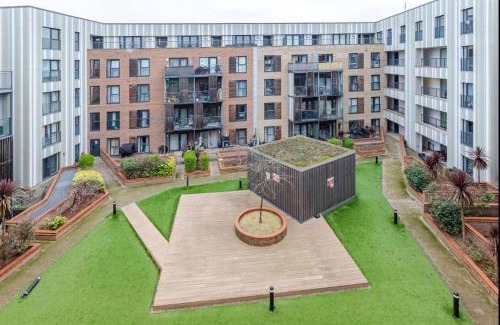 Brooklands Apartment | Modern 2 Bed Flat with Balcony, Easy London Access