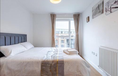Brooklands Apartment | Modern 2 Bed Flat with Balcony, Easy London Access