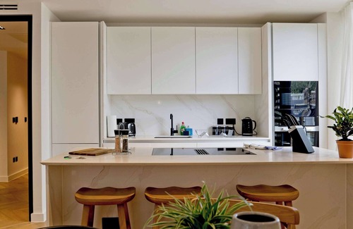 Earl's Court Apartment | Modern 2-Bed in Prime Kensington + Balcony