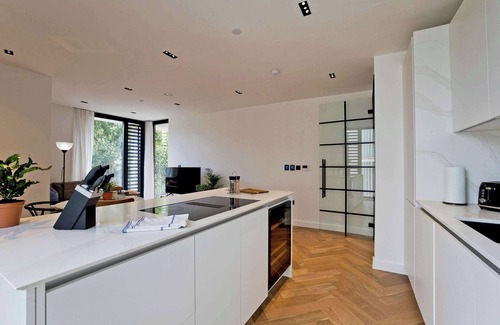 Earl's Court Apartment | Modern 2-Bed in Prime Kensington + Balcony