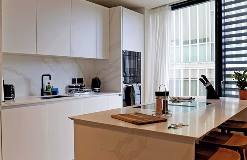 Earl's Court Apartment | Modern 2-Bed in Prime Kensington + Balcony