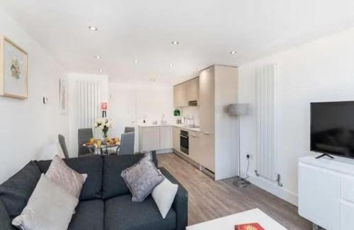 West Ham Apartment | Modern 2 Bed in Stratford, London with Wi-Fi & Sleeps 5