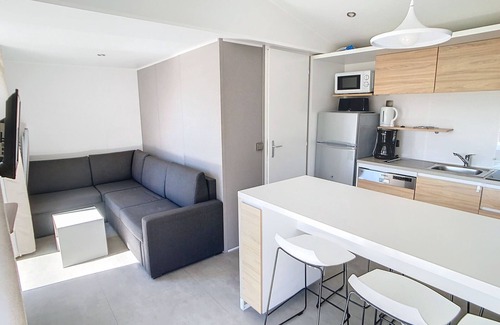 Jullouville-les-Pins House | Modern 2-Bed Mobile Home, 200m from Beach, Pool, WiFi, Parking, Near Mont Saint-Michel