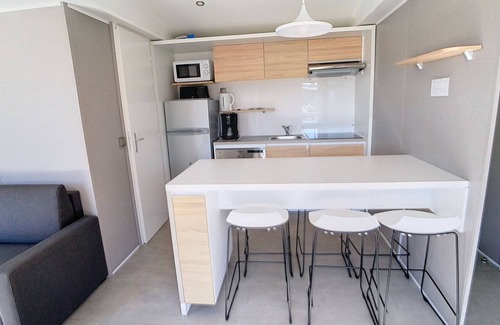Jullouville-les-Pins House | Modern 2-Bed Mobile Home, 200m from Beach, Pool, WiFi, Parking, Near Mont Saint-Michel