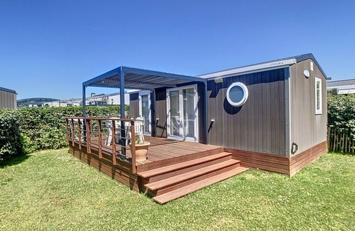 Jullouville-les-Pins House | Modern 2-Bed Mobile Home, 200m from Beach, Pool, WiFi, Parking, Near Mont Saint-Michel