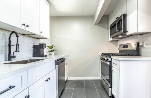Neartown Apartment | Modern 2 Bed near Rice University