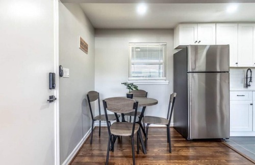 Neartown Apartment | Modern 2 Bed near Rice University