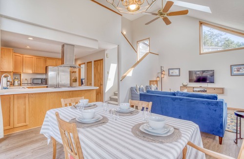 Pacific City House | Modern 2 Bed, Outdoor Living, Bonus Loft, near Cape Kiwanda and Pelican Pub!