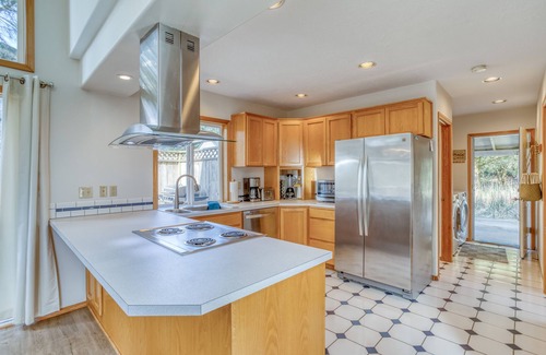 Pacific City House | Modern 2 Bed, Outdoor Living, Bonus Loft, near Cape Kiwanda and Pelican Pub!