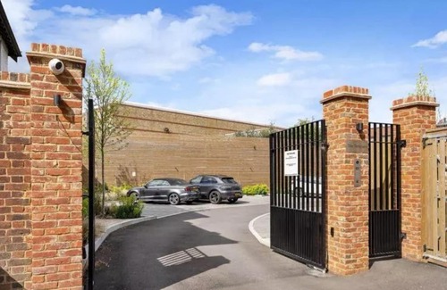 Golders Green Apartment | Modern 2 Bed Penthouse with Large Terrace and View