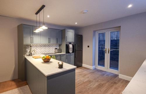 Brighton House | Modern 2-Bed Townhouse - Free Private Parking