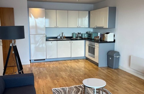 Liverpool Apartment | Modern 2-Bed Waterfront Apartment with Parking – Near Liverpool Docks