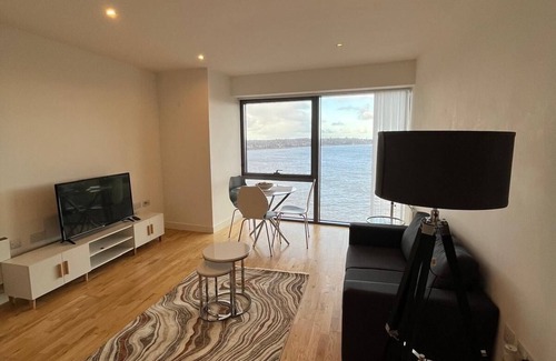 Liverpool Apartment | Modern 2-Bed Waterfront Apartment with Parking – Near Liverpool Docks