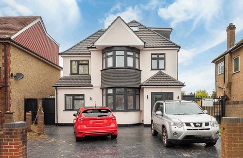 Preston House | Modern 2-Bedroom Annex in London