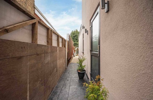 Preston House | Modern 2-Bedroom Annex in London