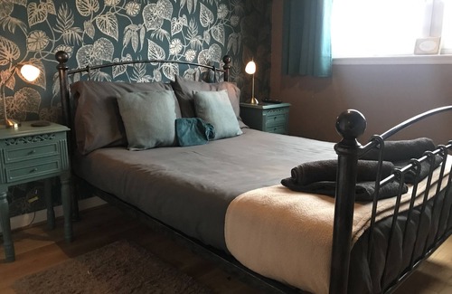 Pollokshields Apartment | Modern 2 bedroom 2 bathroom penthouse apartment with secure parking and lift