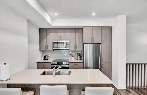 New Toronto House | Modern 2-Bedroom 3 Bath Townhome Near Lake & Downtown