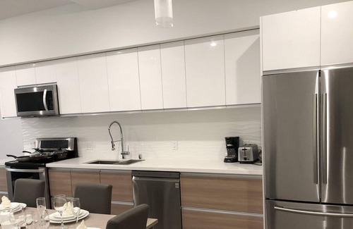 Downtown House | Modern 2 Bedroom Apartment in Glendale