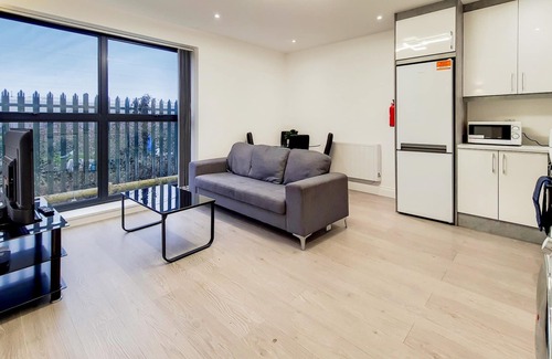 Slough Apartment | Modern 2 Bedroom Apartment with Parking, Slough