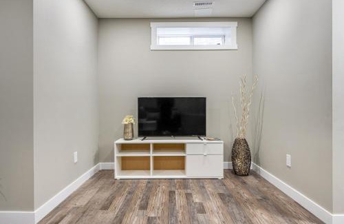 Killarney Apartment | Modern 2 bedroom basement suite, Stove not present for now