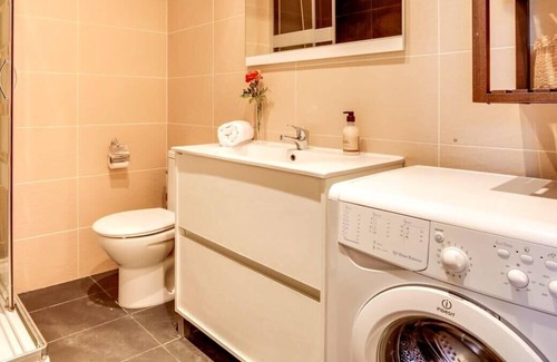 El Poble-sec Apartment | Modern 2 Bedroom Flat in Trendy Poble Sec