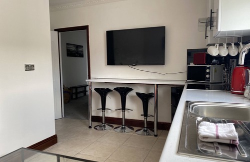 Cwmbrwla Apartment | Modern 2 Bedroom Flat in Robert st, Swansea