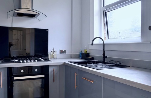 Longcroft House | Modern 2 Bedroom Home in Edinburgh, Free Parking