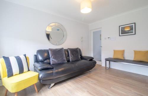 Airdrie House | Modern 2-Bedroom Home near Glasgow & Edinburgh