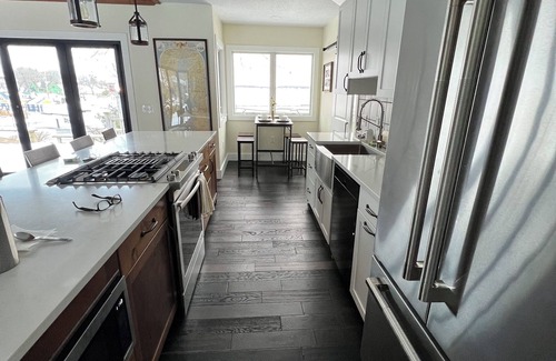 Beachwood-Bluffton House | Modern 2-bedroom house in quaint Muskegon Overlooking Muskegon Lake & Yacht Club