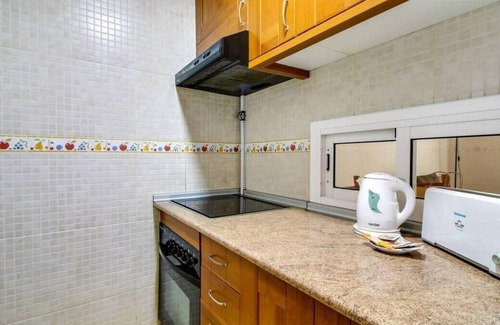 El Poble-sec Apartment | Modern 2 Bedroom in Poble Sec, 7 Minutes to Metro