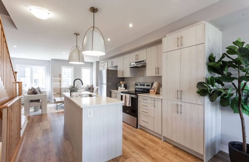 Innisfil House | Modern 2-Bedroom Townhouse w/Parking in Barrie
