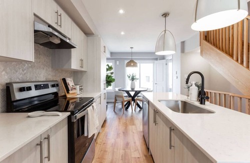 Innisfil House | Modern 2-Bedroom Townhouse w/Parking in Barrie