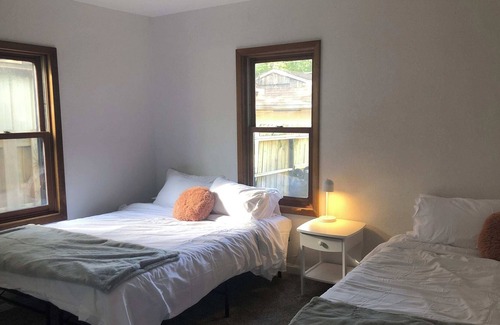 Des Moines Apartment | Modern 2 Bedroom with King near downtown w yard